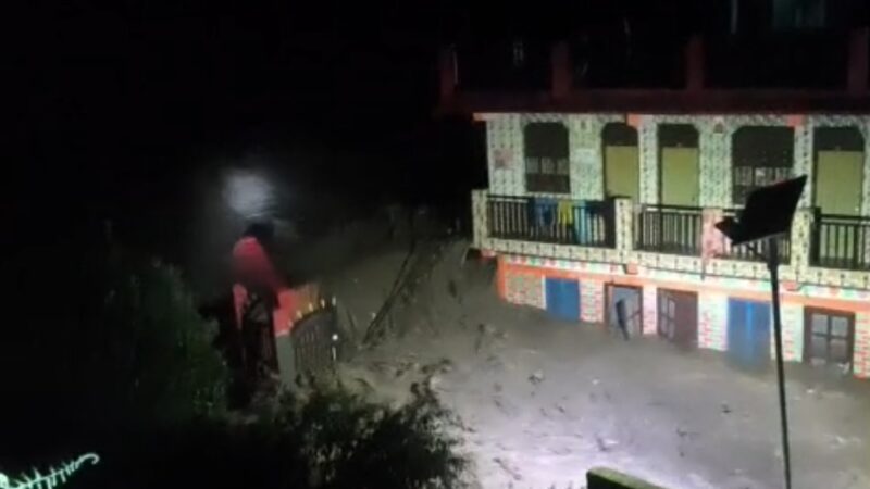 उत्तराखंड के नंदानगर मे बादल फटने कि सुचना, 6 भवन पूर्ण छतिग्रस्त, नदियों का जल स्तर बड़ा।