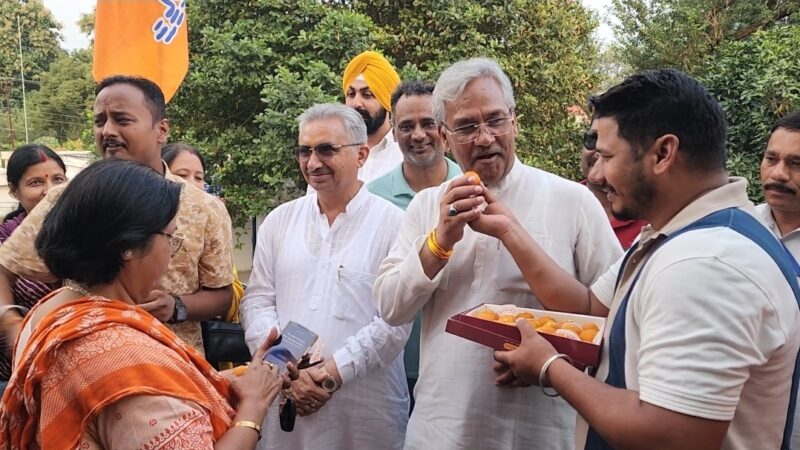 मुख्यमंत्री धामी की uksssc पेपर लीक मामले में सीबीआई संस्तुति के बाद पूर्व मुख्यमंत्री के घर में जश्न का माहौल, समर्थकों ने की आतिशबाजी।