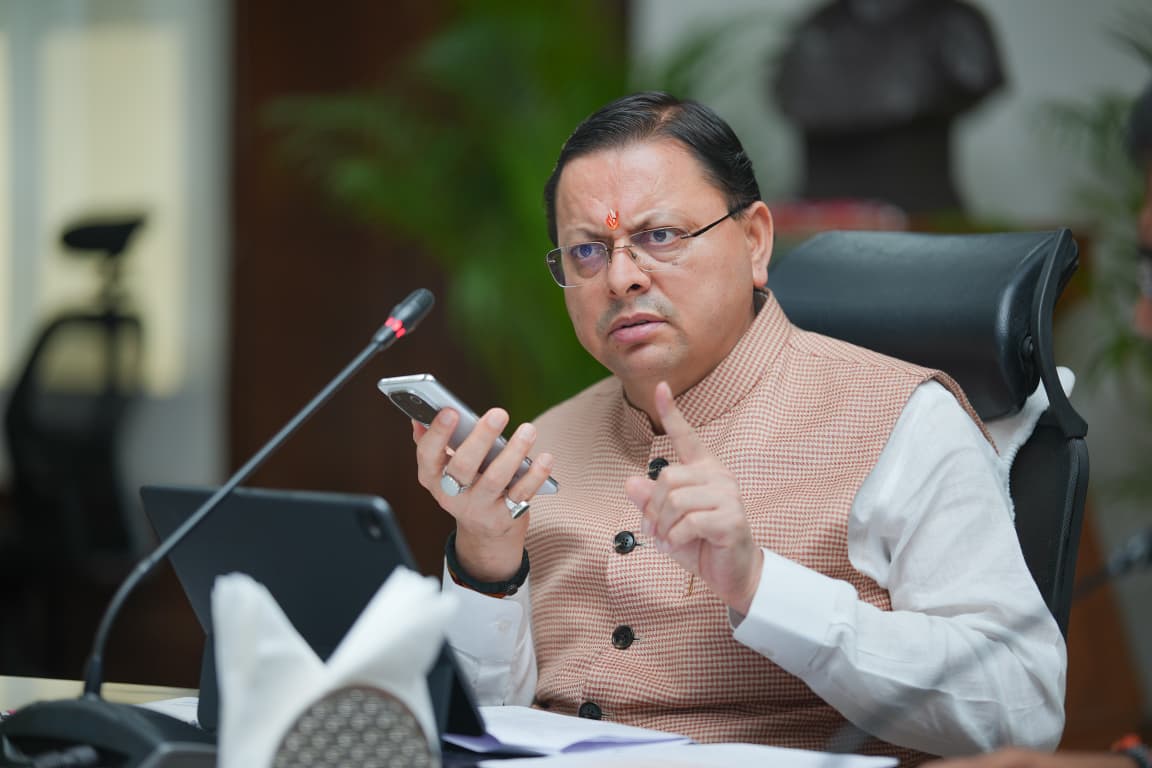 वर्दी घोटाले में सीएम धामी ने दिए DIG के निलंबन के आदेश,विभाग में वर्दी सामग्री खरीद से जुड़ा घोटाला।