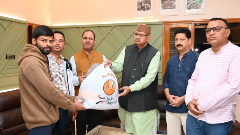 सहस्त्रधारा में आपदा प्रभावितों से मुलाकात कर उन्हें राहत किट वितरित करते कैबिनेट मंत्री।