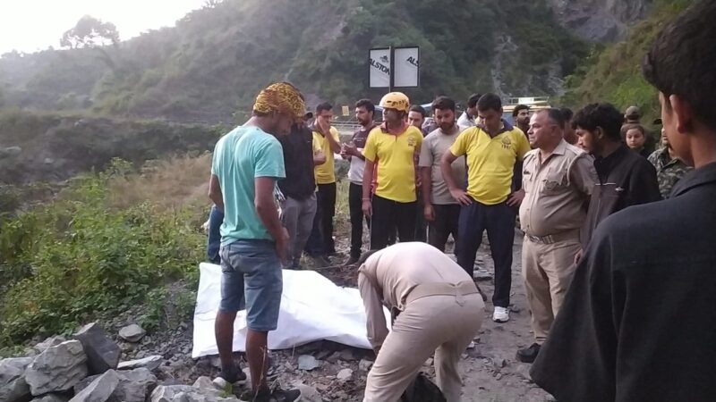 एस.डी.आर.एफ. द्वारा भद्राज मंदिर क्षेत्र में लापता युवक का किया गया शव बरामद।