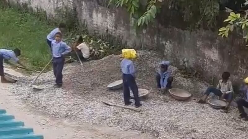 स्कूली बच्चों से मज़दूरी करवाना पड़ा भारी, वीडियो हुआ वायरल, विभाग ने संज्ञान लेते हुए प्रधानाध्यापिका को किया निलंबित, राजकीय प्राथमिक विद्यालय बांध विस्थापित स्कूल का है प्रकरण।
