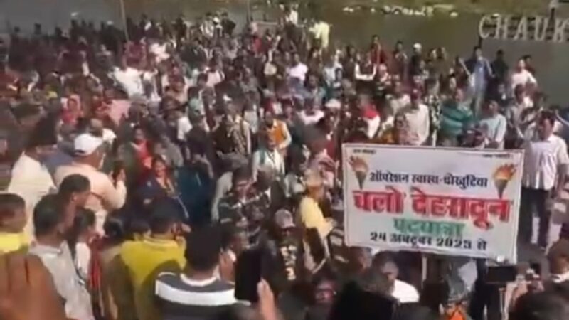 उत्तराखंड में स्वास्थ्य सुविधाओं के अभाव में चौखुटिया, सैकड़ों किलो मीटर पैदल यात्रा कर पहुंच रहें है देहरादून।