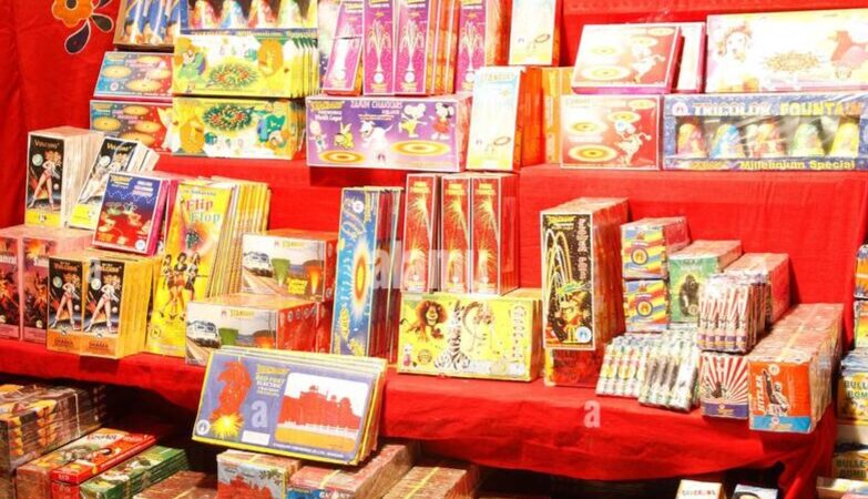 जिला प्रशासन ने दीपावली पर पटाखों की दुकान को लेकर सख्त नियम किये लागू,सार्वजनिक रास्तों और पर बिक्री पूरी तरह प्रतिबंधित।