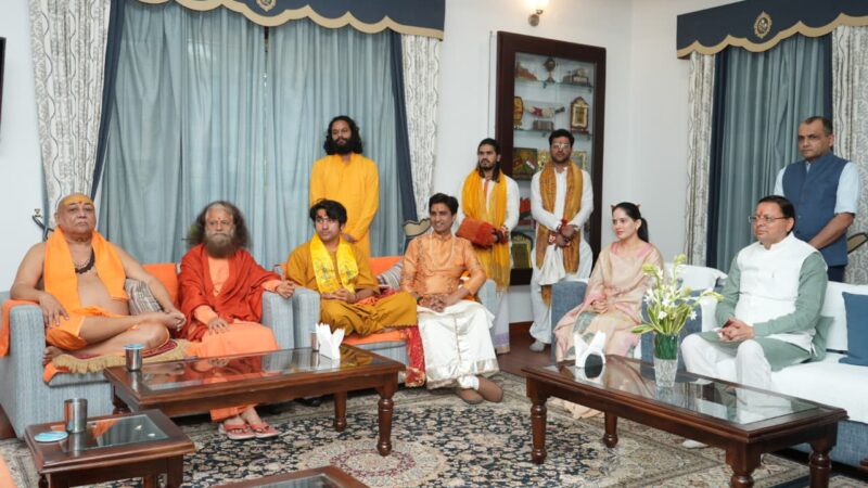किसको दी संत समाज ने देवभूमि के धर्म-संरक्षक’ की उपाधि, ‘देवभूमि के धर्म-संरक्षक’ की उपाधि।    उत्तराखंड रजत जयंती वर्ष: देशभर के संतों ने धामी सरकार के सांस्कृतिक संरक्षण व विकास कार्यों की सराहना की।