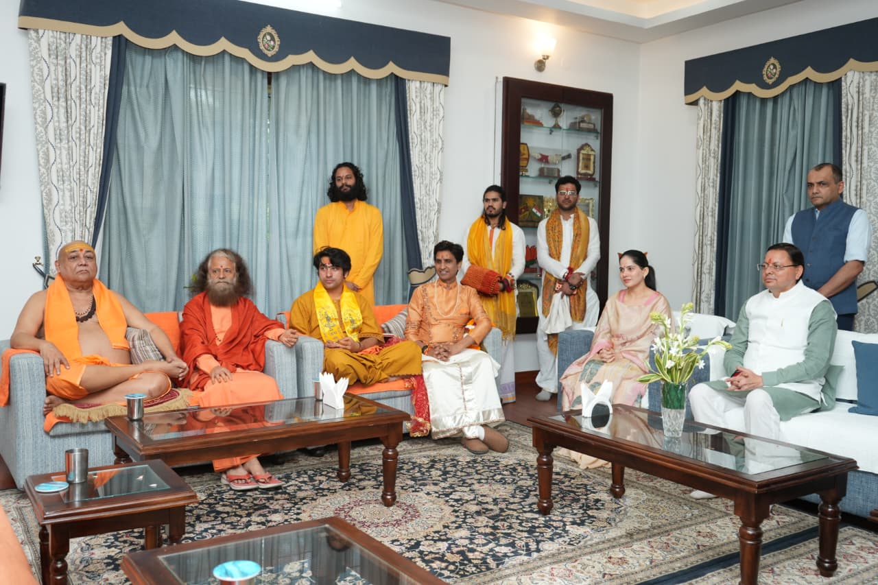 किसको दी संत समाज ने देवभूमि के धर्म-संरक्षक’ की उपाधि, ‘देवभूमि के धर्म-संरक्षक’ की उपाधि।    उत्तराखंड रजत जयंती वर्ष: देशभर के संतों ने धामी सरकार के सांस्कृतिक संरक्षण व विकास कार्यों की सराहना की।