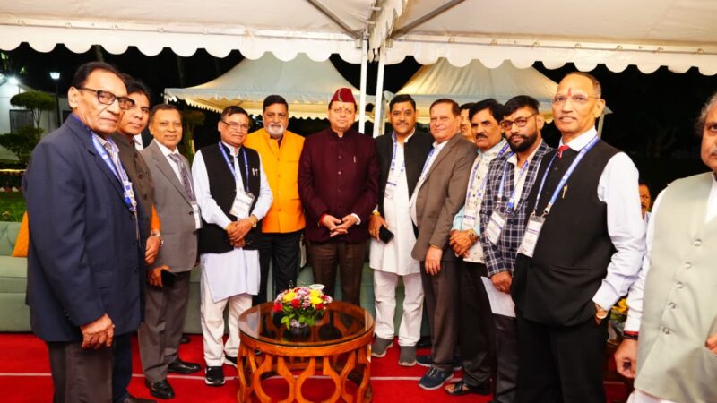 मुख्यमंत्री धामी ने किया मुख्यमंत्री आवास में प्रवासी उत्तराखंडी अतिथियों का आत्मीय स्वागत, रात्रि भोज में जुड़ा भावनाओं और विकास का सेतु।