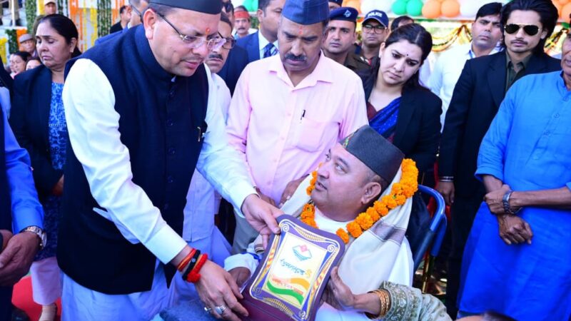 राज्य आंदोलनकारी और उनके आश्रितों की पेंशन बढ़ाने की घोषणा, उत्तराखंड राज्य स्थापना रजत जयंती वर्ष के अवसर पर राज्य आंदोलनकारियों और शहीदों के परिजन को किया सम्मानित।
