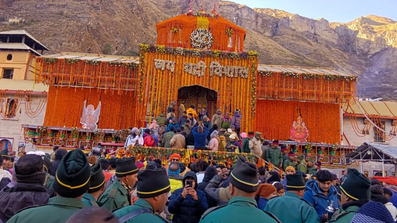 वि​धि-विधान से शीतकाल के लिए बंद हुए श्रीबदरीनाथ धाम के कपाट ।