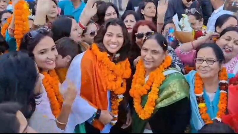 वर्ल्ड कप जीतने के बाद क्रिकेटर स्नेहा राणा का जॉली ग्रांट एयरपोर्ट पर जोरदार स्वागत।