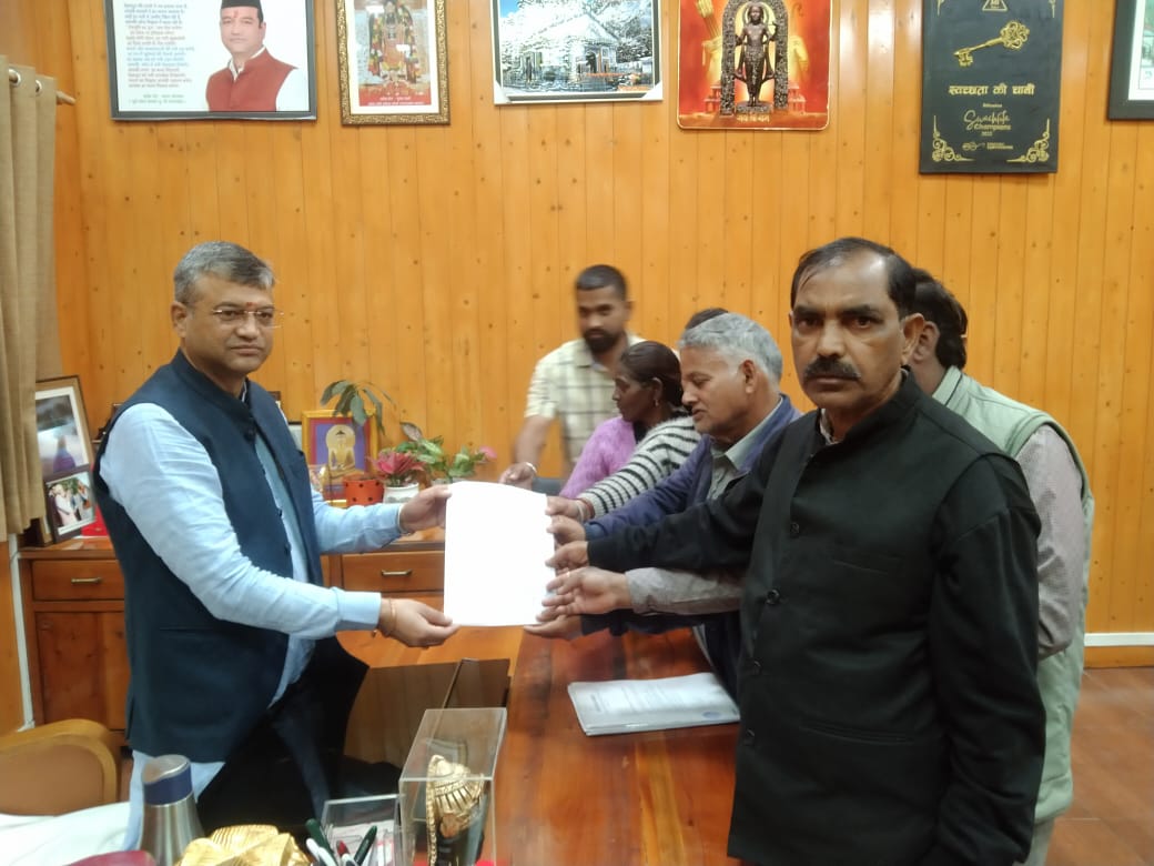 काठ बंगला बस्तीवासियों की समस्या पर प्रभावितों ने मेयर से भेंट कर दिया ज्ञापन, प्रभावितों की समस्या पर शीघ्र वार्ता कराने का दिया आश्वासन।