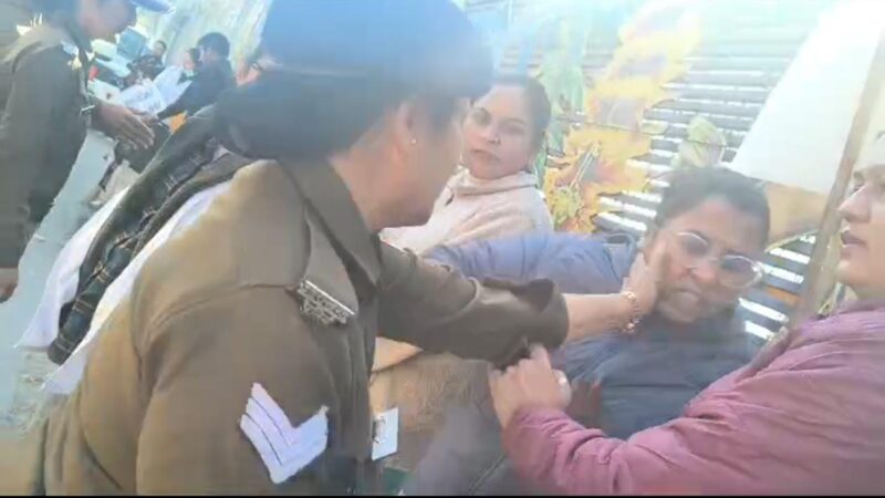 बेरोजगार नर्सिंग अधिकारियों का सीएम आवास कूच, पुलिस ने हिरासत में 