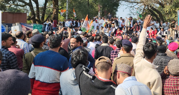 उत्तराखंड में कांग्रेस ने किया शक्ति प्रदर्शन, लोकभवन कूच से सियासत हुई गरम।