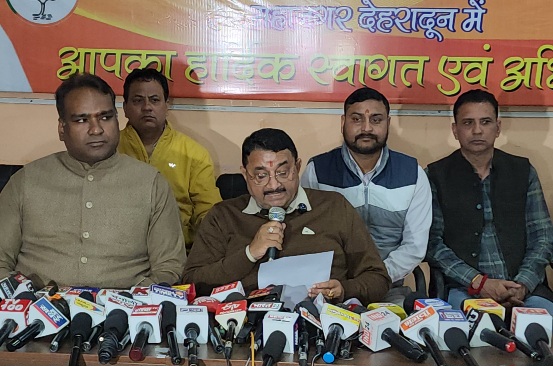 विधायक और प्रारंभिक शिक्षा निदेशक की मारपीट मामले में आया नया मोड़, विधायक ने सार्वजनिक मांगी माफ़ी, केस बरकरार।