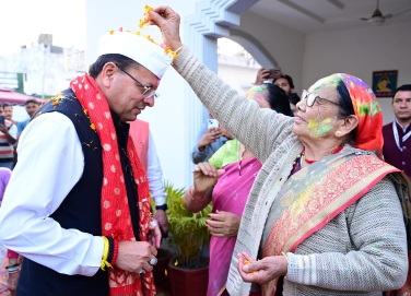 मुख्यमंत्री धामी ने परिवार सहित मनाई खेली होली, प्रदेशवासियों को दी होली की शुभकामनाएं।
