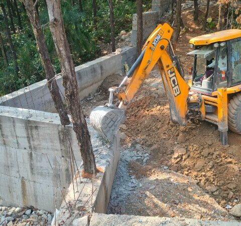 बरसाती नाले पर कब्जा कर की अवैध प्लाटिंग, जिला प्रशासन ने गिराई 8 मीटर दीवार।