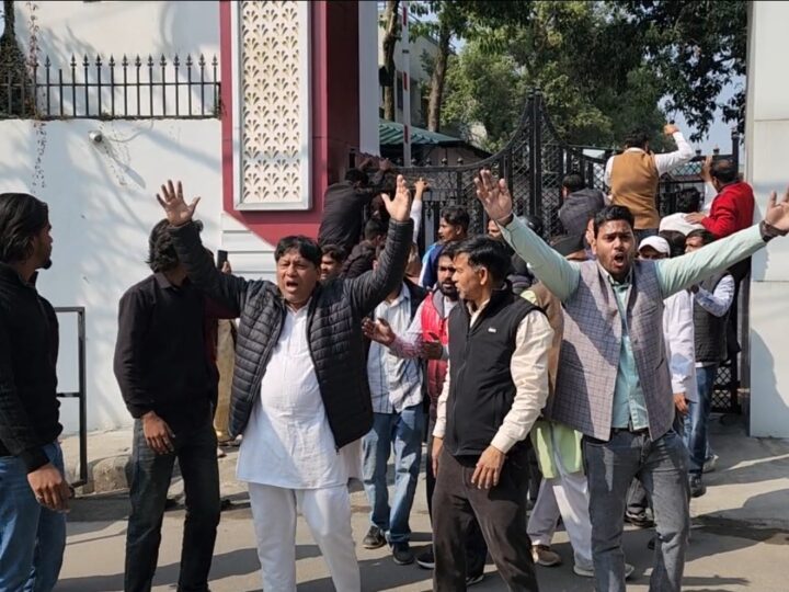 भारी बंदोबस्त के बावजूद पुलिस मुख्यालय गेट तक पहुंचे कांग्रेसी कार्यकर्ता, सिस्टम पर उठे सवाल।