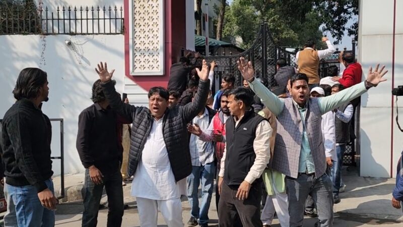 भारी बंदोबस्त के बावजूद पुलिस मुख्यालय गेट तक पहुंचे कांग्रेसी कार्यकर्ता, सिस्टम पर उठे सवाल।