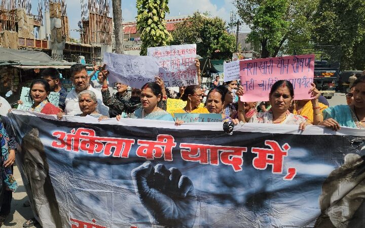 राज्य आंदोलनकारियों ने किया यमुना कॉलोनी स्थित विधानसभा अध्यक्ष के आवास का घेराव, अंकिता भंडारी मामले में न्याय की मांग को लेकर सरकार के खिलाफ जताई नाराजगी।