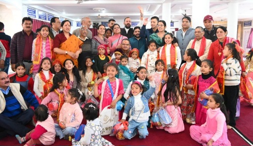 मसूरी राधा कृष्ण मंदिर में महाअष्टमी के अवसर पर 151 कन्याओं का सामूहिक पूजन करते कैबिनेट मंत्री जोशी।