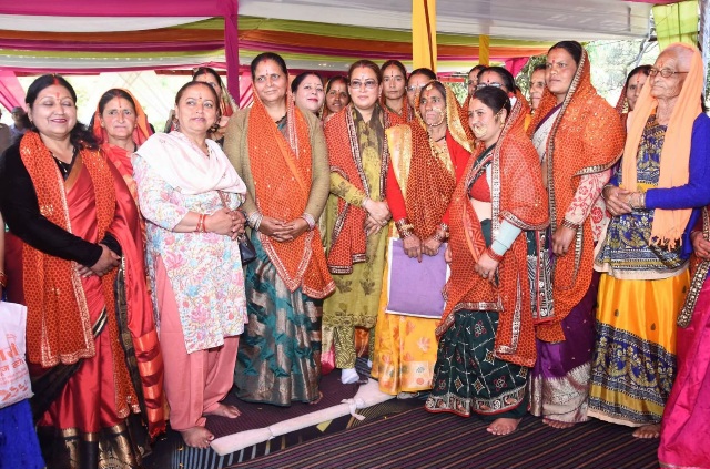 देवी भागवत कथा और सोमेश्वर में पूजन में शामिल हुईं कैबिनेट मंत्री।