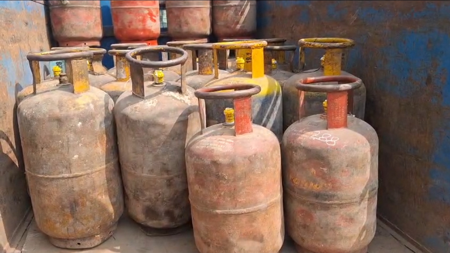 प्रदेश में गैस की कमी की खबरों को बताया भ्रामक, प्रदेश में लगी फिर लम्बी लाइने।