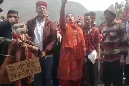 देवप्रयाग में शराब की दुकान के खिलाफ उबाल, गंगाजल की बोतलें लेकर महिलाओं का उग्र प्रदर्शन, आबकारी अधिकारी के खिलाफ कार्रवाई और ठेका बंद करने की मांग तेज।