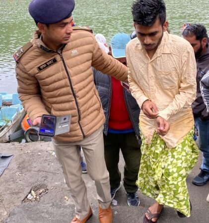 नैनीताल में बड़ा हादसा टला — नैनी झील में कूदे युवक को नाव चालकों ने बचाया।