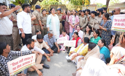 निजी स्कूलों की मनमानी फीस से अभिभावक परेशान, सरकार की चुप्पी पर उठे सवाल, महिला कांग्रेस ने किया उग्र प्रदर्शन।