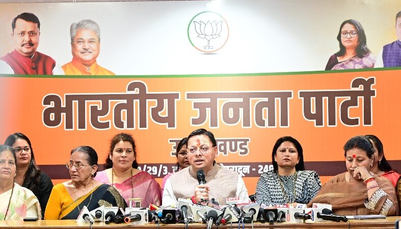 नारी शक्ति वंदन अधिनियम पर धामी का विपक्ष पर वार, बोले—महिलाओं के अधिकार रोकने वालों को जनता देगी जवाब।