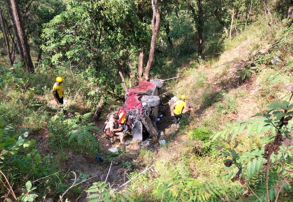 60 मीटर गहरी खाई में गिरी कार, एक ही परिवार के 4 सदस्यों की मौत, SDRF ने चलाया रेस्क्यू ऑपरेशन।