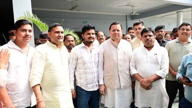 जनपद के भ्रमण पर पहुंचे मुख्यमंत्री धामी, हल्द्वानी-काठगोदाम स्थित सर्किट हाउस में आम जनता एवं स्थानीय जनप्रतिनिधियों से भेंट कर उनकी समस्याएं सुनीं।