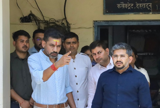 डीएम ने कलेक्ट्रेट परिसर स्थित कार्यालयों, रिकॉर्ड रूम एवं आपदा परिचालन केन्द्र का किया निरीक्षण, जनसमस्याओ के समयबद्ध निस्तारण, स्वच्छ कार्यालय व्यवस्था एवं पत्रावलियों के सुव्यवस्थित रखरखाव के निर्देश।