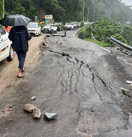 भारी बारिश के चलते देहरादून–मसूरी मार्ग बंद, वैकल्पिक मार्ग का करें प्रयोग।