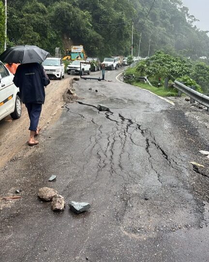 भारी बारिश के चलते देहरादून–मसूरी मार्ग बंद, वैकल्पिक मार्ग का करें प्रयोग।
