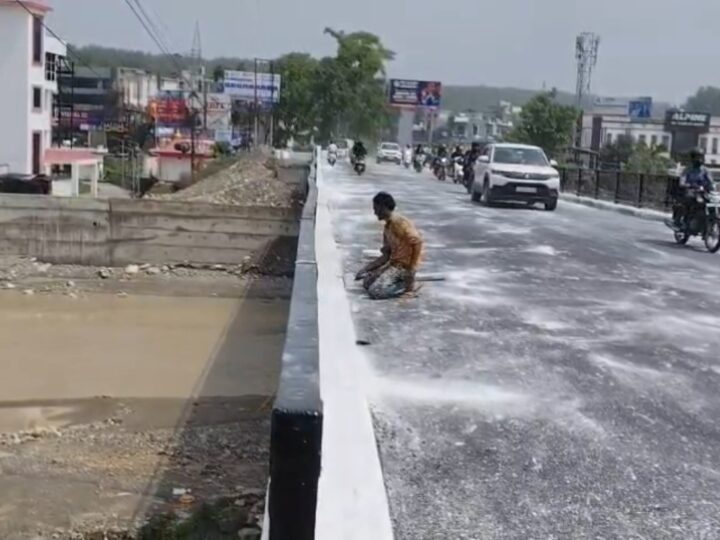प्रेमनगर में नदी में बना अस्थाई रास्ता भी बारिश के चलते टूटा, पुल पर यातायात चालू।