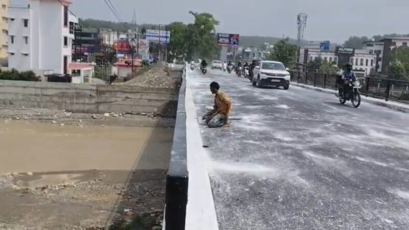 प्रेमनगर में नदी में बना अस्थाई रास्ता भी बारिश के चलते टूटा, पुल पर यातायात चालू।