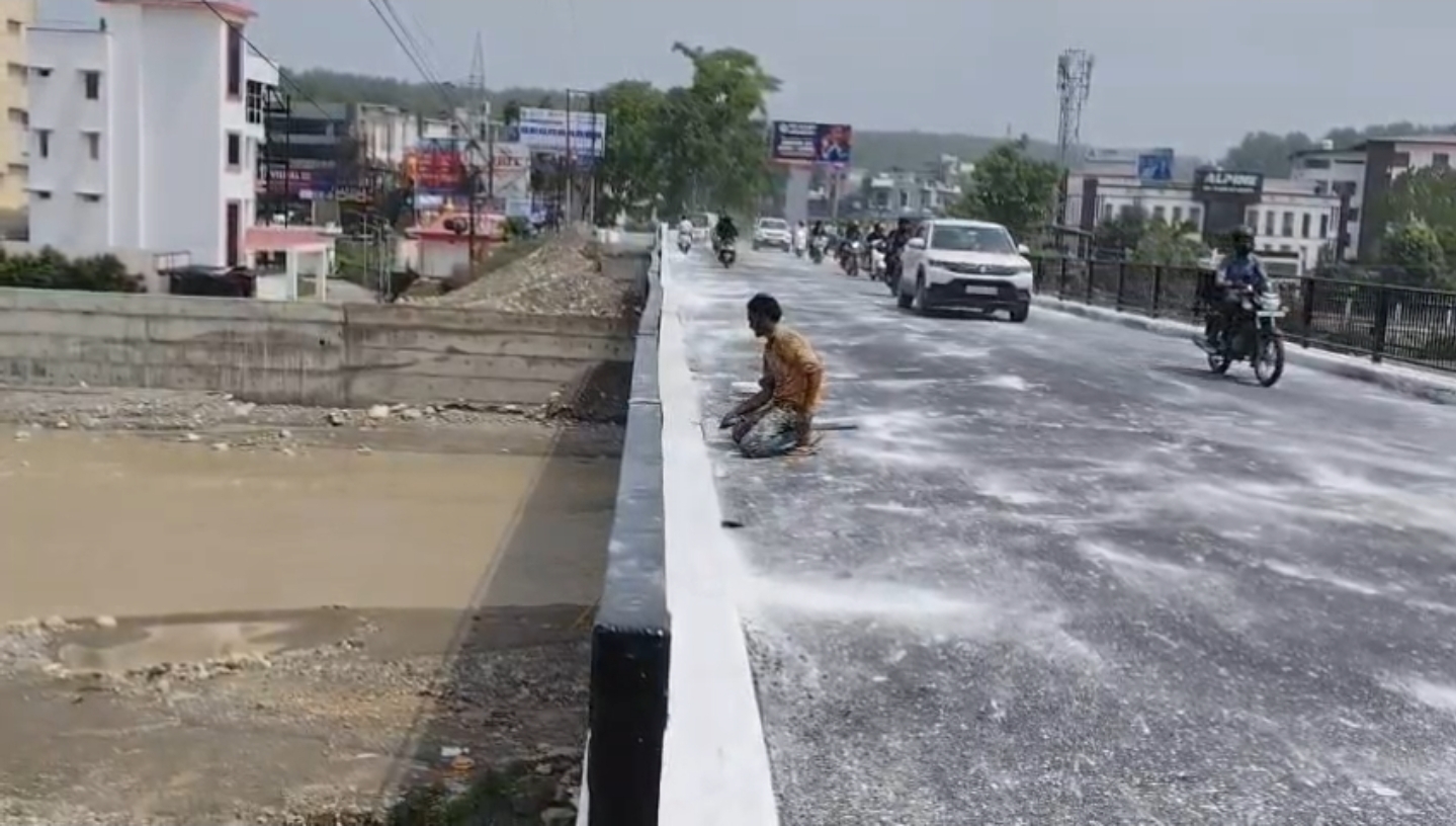 प्रेमनगर में नदी में बना अस्थाई रास्ता भी बारिश के चलते टूटा, पुल पर यातायात चालू।