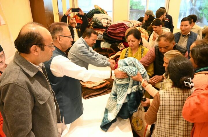 सेवा संकल्प अभियान के तहत मसूरी में जरूरतमंदों को वितरित किए कंबल, कैबिनेट मंत्री रहे मौजूद।