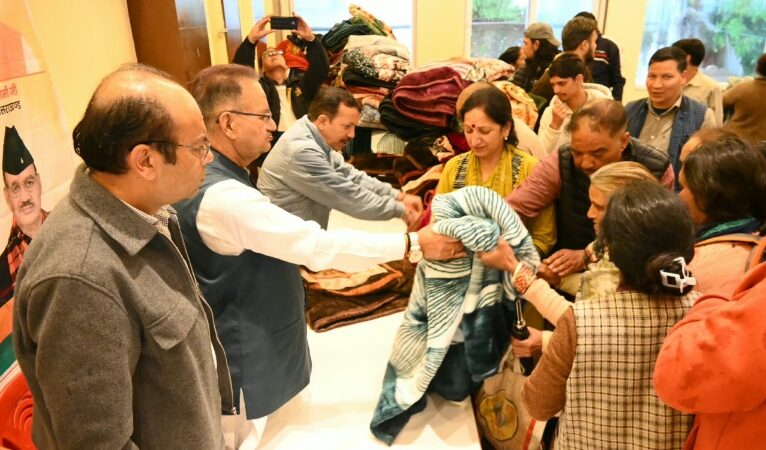 सेवा संकल्प अभियान के तहत मसूरी में जरूरतमंदों को वितरित किए कंबल, कैबिनेट मंत्री रहे मौजूद।