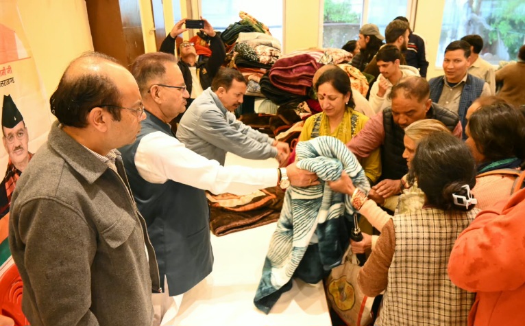 सेवा संकल्प अभियान के तहत मसूरी में जरूरतमंदों को वितरित किए कंबल, कैबिनेट मंत्री रहे मौजूद।
