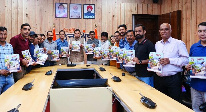 मुख्यमंत्री पुष्कर सिंह धामी ने उत्तराखंड प्रेस क्लब की स्मारिका ‘गुलदस्ता’ का किया विमोचन।