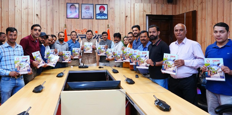 मुख्यमंत्री पुष्कर सिंह धामी ने उत्तराखंड प्रेस क्लब की स्मारिका ‘गुलदस्ता’ का किया विमोचन।