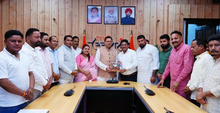 मुख्यमंत्री धामी से प्रदेश प्रधान संगठन के प्रतिनिधिमंडल ने की शिष्टाचार भेंट, ग्राम पंचायतें ग्रामीण विकास की आधारशिला, पंचायत प्रतिनिधियों की भूमिका महत्वपूर्ण।
