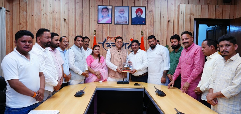 मुख्यमंत्री धामी से प्रदेश प्रधान संगठन के प्रतिनिधिमंडल ने की शिष्टाचार भेंट, ग्राम पंचायतें ग्रामीण विकास की आधारशिला, पंचायत प्रतिनिधियों की भूमिका महत्वपूर्ण।