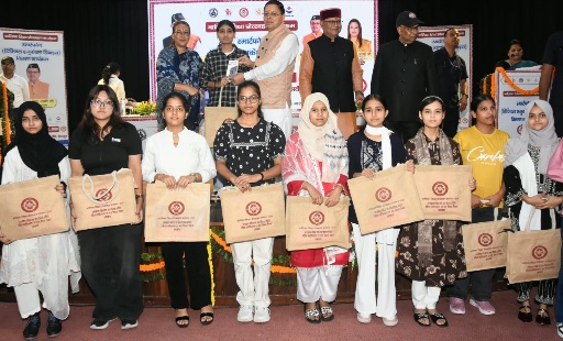 बेटियों की प्रतिभा को सम्मान देना और उन्हें सशक्त बनाने की दिशा में सरकार कर रही लगातार कार्य,  अंतरराष्ट्रीय बालिका दिवस पर ‘बालिका शिक्षा प्रोत्साहन’ कार्यक्रम, मुख्यमंत्री धामी और कैबिनेट मंत्री रेखा आर्या, ने मेधावी छात्राओं को स्मार्ट फोन देकर किया सम्मानित।